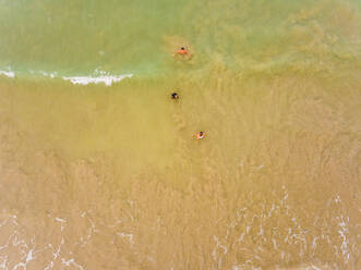 Luftaufnahme von Menschen beim Schwimmen im Meer von Cajueiro, Brasilien. - AAEF01462