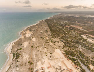 Luftaufnahme von Windmühlen an der Küste von Rio do Fogo, Brasilien. - AAEF01463
