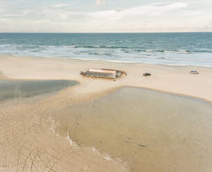 Luftaufnahme einer Hütte am Strand von Cauipe in Brasilien. - AAEF01466