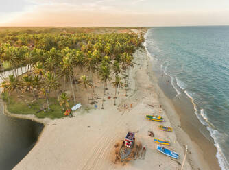 Luftaufnahme von traditionellen Booten, die am Sandstrand in der Nähe des Flusses Rio do Fogo in Brasilien vertäut sind. - AAEF01476