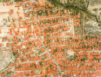 Luftaufnahme von Dächern und kleinen Straßen der Stadt Rio do Fogo in Brasilien. - AAEF01493