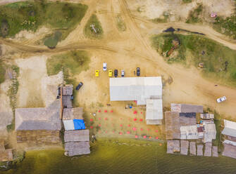 Luftaufnahme von kleinen Hütten im Gebiet der Lagune von Caiupe in Brasilien. - AAEF01499