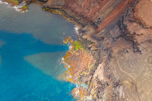 Luftaufnahme des blauen Ozeans an einer Küste mit Felsformation, Spanien. - AAEF01516