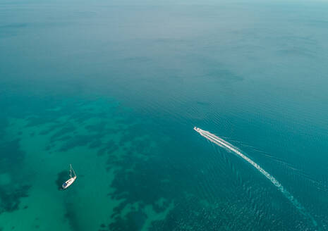 Luftaufnahme eines Sportbootes und einer Jacht im transparenten Meer, Cagliari, Sardinien. - AAEF01521