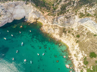 Luftaufnahme von Booten in einer Bucht vor der Felsenküste von Sella del Diavolo, Sardinien. - AAEF01522