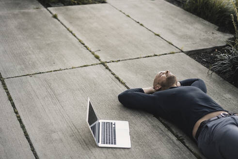 Mann mit Laptop macht eine Pause - KNSF06210