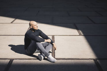 Man having a break sitting at sunlight - KNSF06214