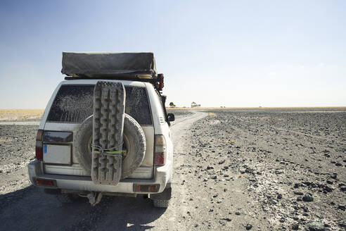 Geländewagen auf einer unbefestigten Straße, Makgadikgadi Pans, Botswana - VEGF00482