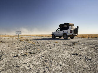 Geländewagen auf einer unbefestigten Straße, Makgadikgadi Pans, Botswana - VEGF00486