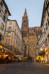 Straße inmitten von Gebäuden gegen Notre Dame de Strasbourg bei Sonnenuntergang, Frankreich - JUNF01723
