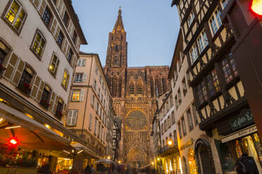 Niedriger Blickwinkel auf Gebäude gegen Notre Dame de Strasbourg bei Sonnenuntergang, Frankreich - JUNF01724