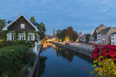 Fluss krank zusammen mit Gebäuden gegen den Himmel in der Abenddämmerung, Straßburg, Frankreich - JUNF01729