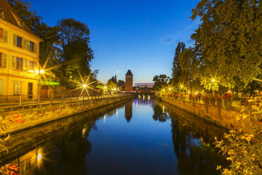 Fluss Ill gegen blauen Himmel in der Abenddämmerung, Straßburg, Frankreich - JUNF01730