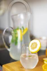 Nahaufnahme eines Glases Limonade in der Küche - AFVF03745