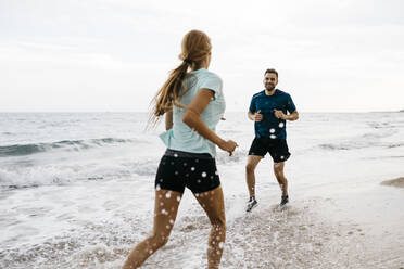 Junges Paar joggt am Strand - JRFF03674