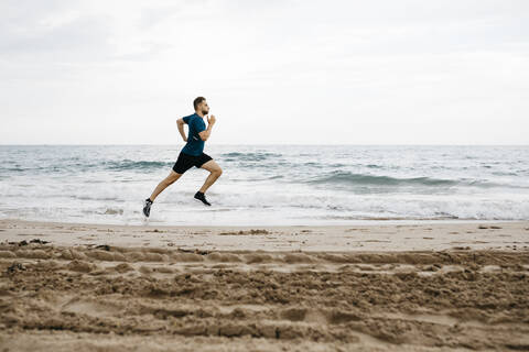 Jogger am Strand, lizenzfreies Stockfoto