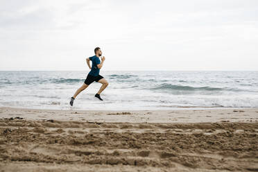 Jogger am Strand - JRFF03680