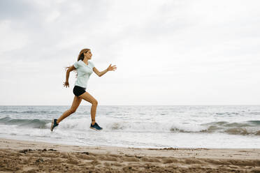 Joggerin am Strand - JRFF03682