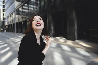 Happy woman strolling in the city - EYAF00379