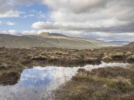 Blick auf einen See und eine Landschaft bei bewölktem Himmel, Schottland, UK - HUSF00064