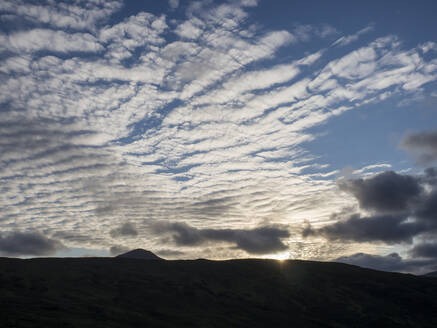Niedriger Winkel Ansicht der Silhouette Berg gegen bewölkten Himmel bei Sonnenuntergang, Schottland, UK - HUSF00065