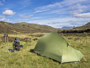 Zelt auf einer Wiese vor blauem Himmel an einem sonnigen Tag, Schottland, UK - HUSF00066