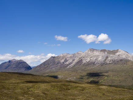 Landschaftliche Ansicht von Bergen gegen blauen Himmel an einem sonnigen Tag, Schottland, UK - HUSF00069