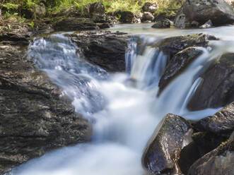 Hohe Winkel Ansicht des Flusses Naab in Wald, Schottland, UK - HUSF00070