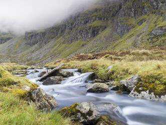 Landschaftliche Ansicht eines Flusses gegen einen Berg, Schottland, UK - HUSF00072