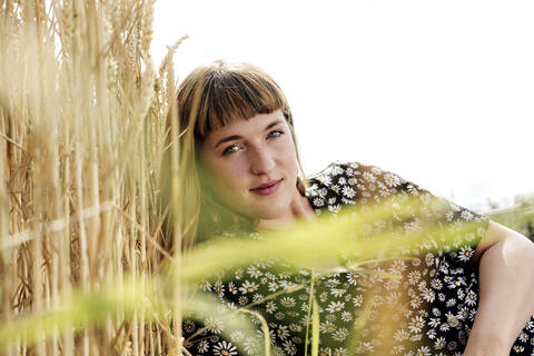 Porträt einer jungen Frau mit Nasenpiercing in der Natur, lizenzfreies Stockfoto