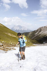 Junge beim Wandern in den Bergen - FKF03540