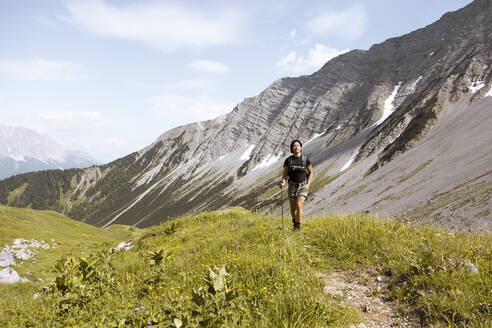 Frau beim Wandern in den Bergen - FKF03545