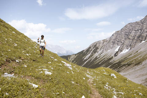 Junge beim Wandern in den Bergen, lizenzfreies Stockfoto