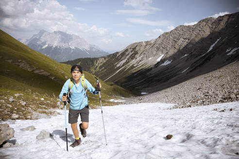 Junge beim Wandern in den Bergen - FKF03548