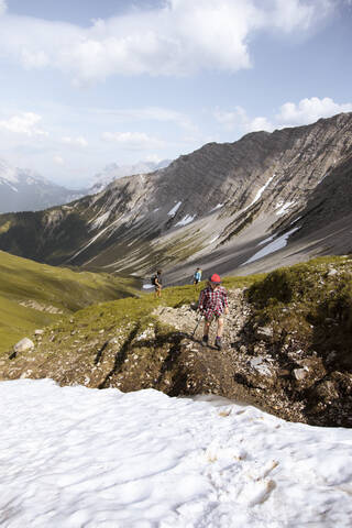 Mutter und ihre Kinder beim Wandern in den Bergen, lizenzfreies Stockfoto