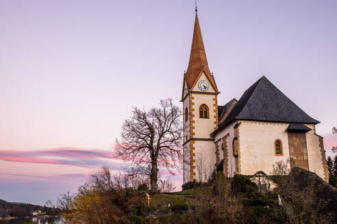 Niedriger Blickwinkel auf die Marienkirche gegen den Himmel bei Sonnenuntergang, Österreich - DAWF00954