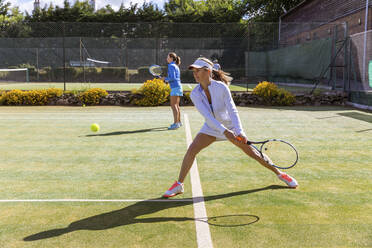 Reife Frauen bei einem Tennisspiel auf einem Rasenplatz - WPEF01716