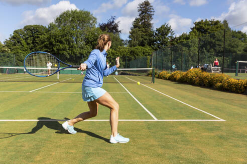 Mature woman during a tennis match on grass court - WPEF01717