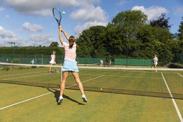 Reife Frauen bei einem Tennisspiel auf einem Rasenplatz - WPEF01721