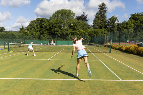 Reife Frauen bei einem Tennisspiel auf einem Rasenplatz - WPEF01727