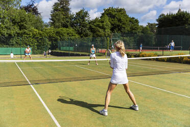 Reife Frauen bei einem Tennisspiel auf einem Rasenplatz - WPEF01733