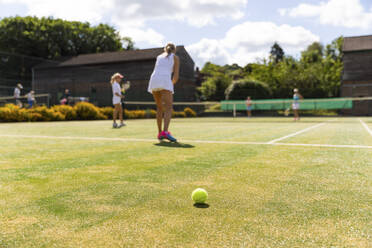 Reife Frauen bei einem Tennisspiel auf einem Rasenplatz - WPEF01736