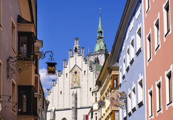 Häuser in Franz-Josef-Straße und Pfarrkirche, Altstadt Schwaz, Inntal, Tirol, Österreich - SIEF08865