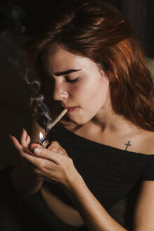 Junge Frau, die zu Hause Marihuana raucht - LJF00651