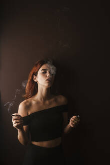 Junge Frau, die zu Hause Marihuana raucht - LJF00654