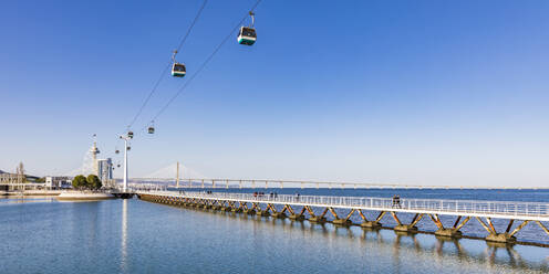 Seilbahnen über dem Fluss Tejo gegen den Himmel in Lissabon, Portugal - WDF05367