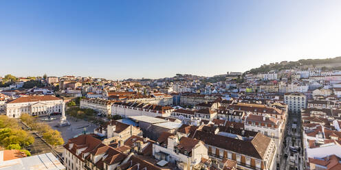 Rossio-Platz und Gebäude gegen den Himmel in Lissabon, Portugal - WDF05370