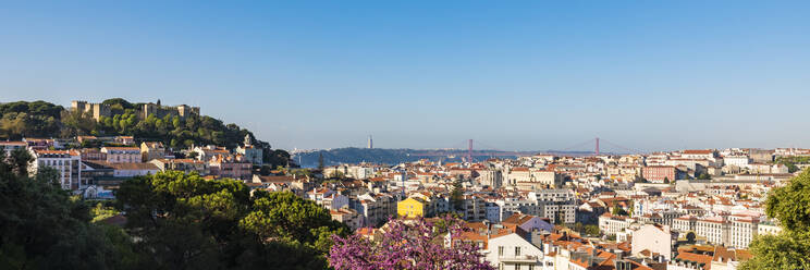 Panoramaaufnahme des Stadtbilds vor blauem Himmel in Lissabon, Portugal - WDF05374