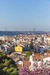 Gebäude und die Brücke des 25. April bei klarem Himmel in Lissabon, Portugal - WDF05375