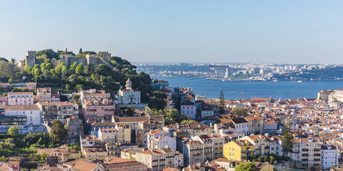 Castelo Sao Jorge und Stadtbild gegen klaren Himmel in Lissabon, Portugal - WDF05378